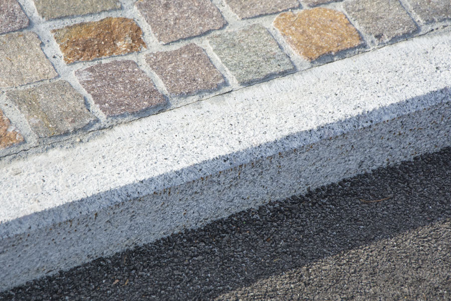 Marciapiedi in pietra realizzati con cordoli di granito